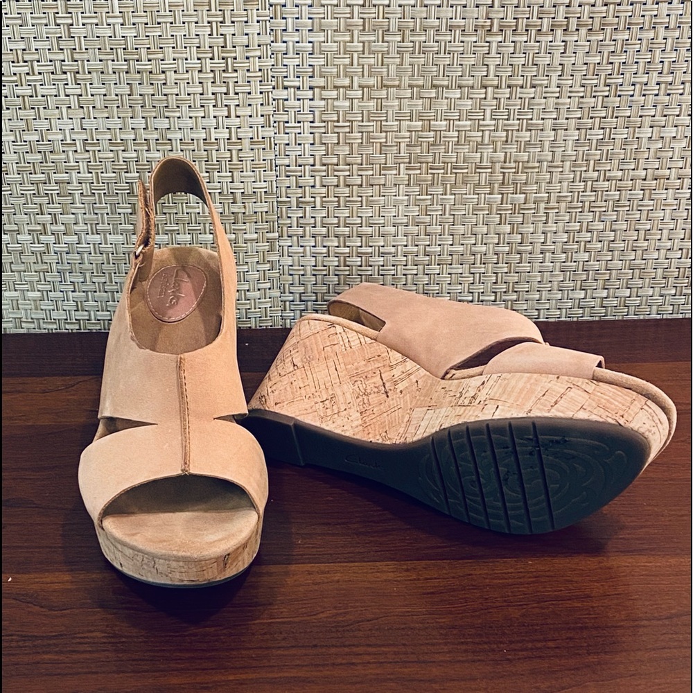 π11xHPππLike New! Clarks Artisan Wedge Sandals Caslynn Tan Nubuck 9M - Picture 4 of 12